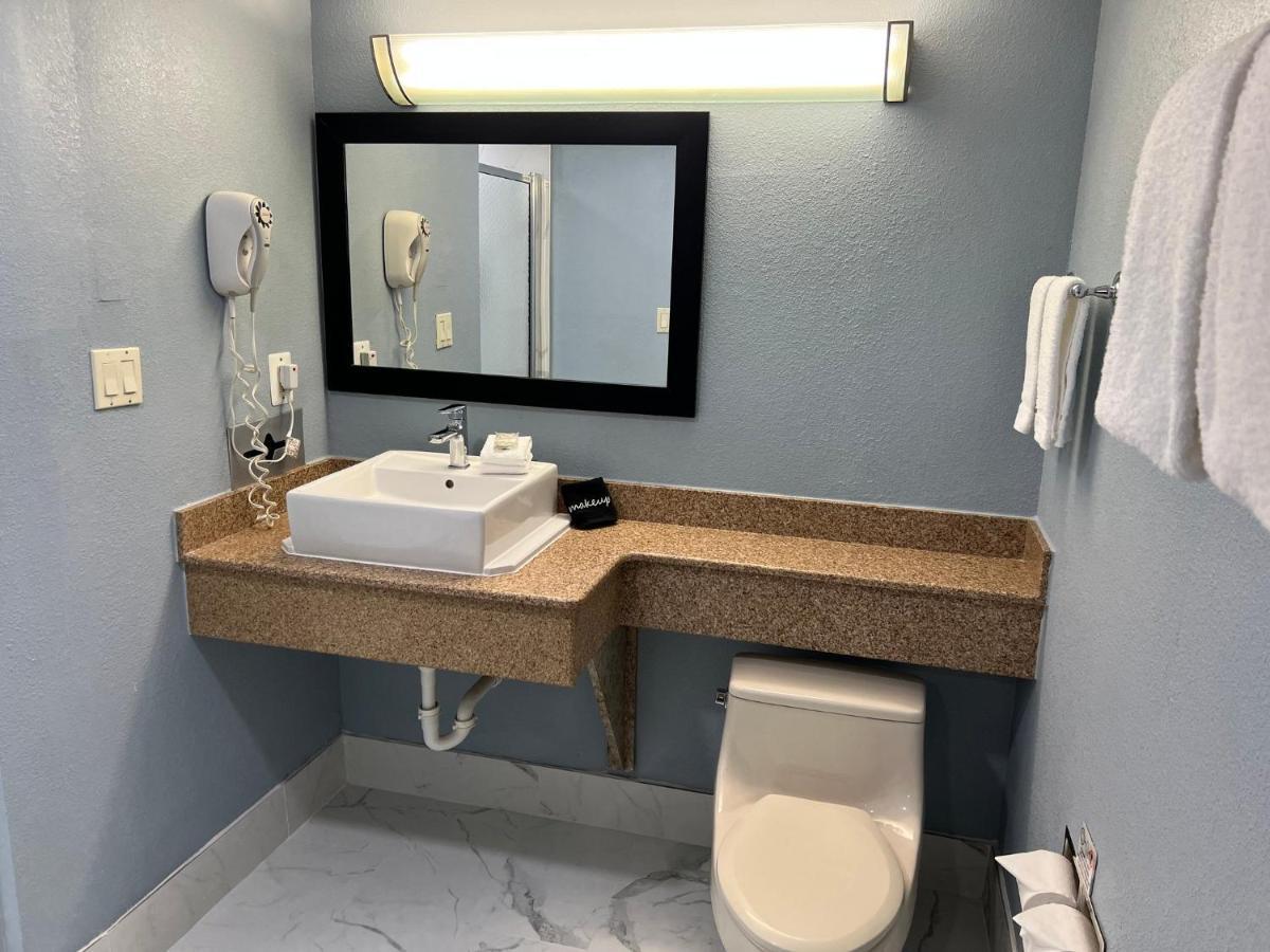 Red Roof Inn & Suites Mt Holly - Mcguire Afb Westampton Eksteriør bilde