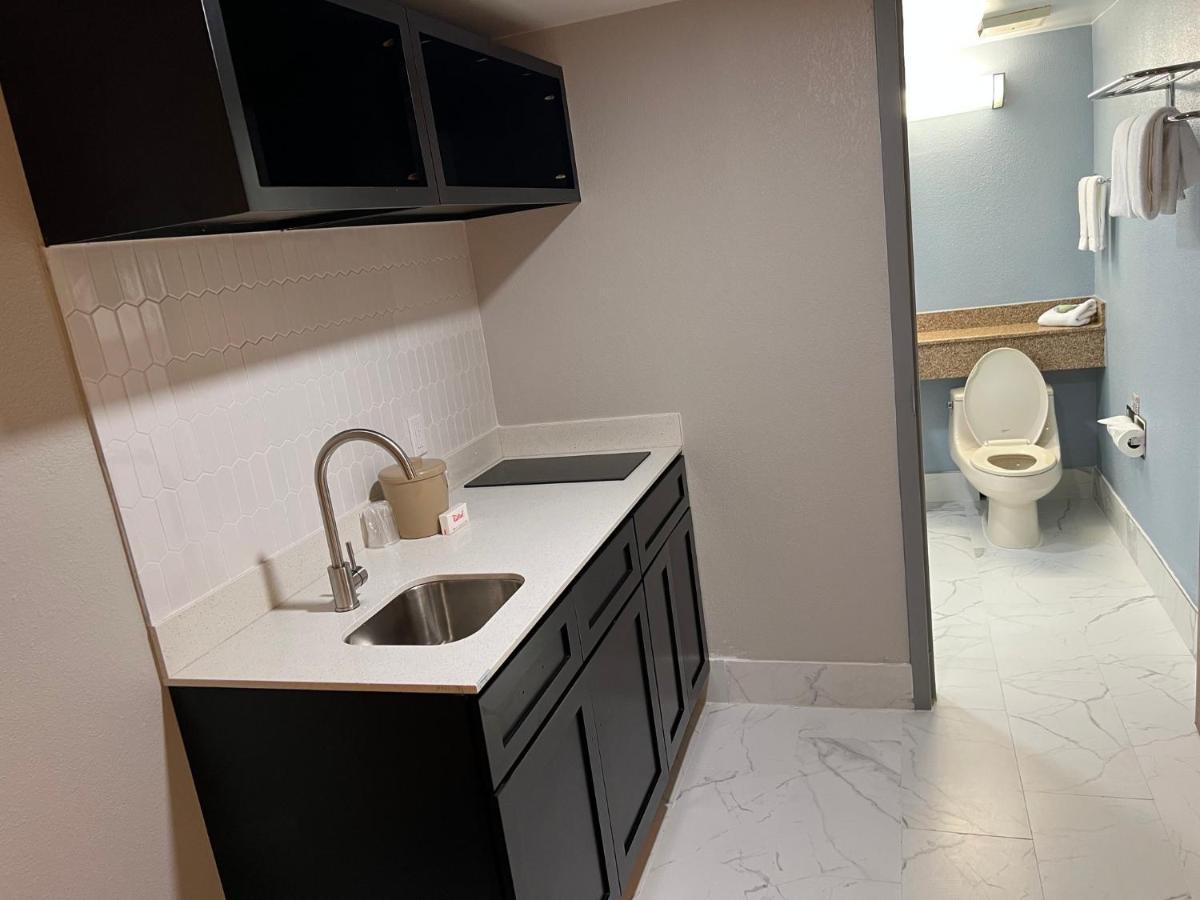 Red Roof Inn & Suites Mt Holly - Mcguire Afb Westampton Eksteriør bilde