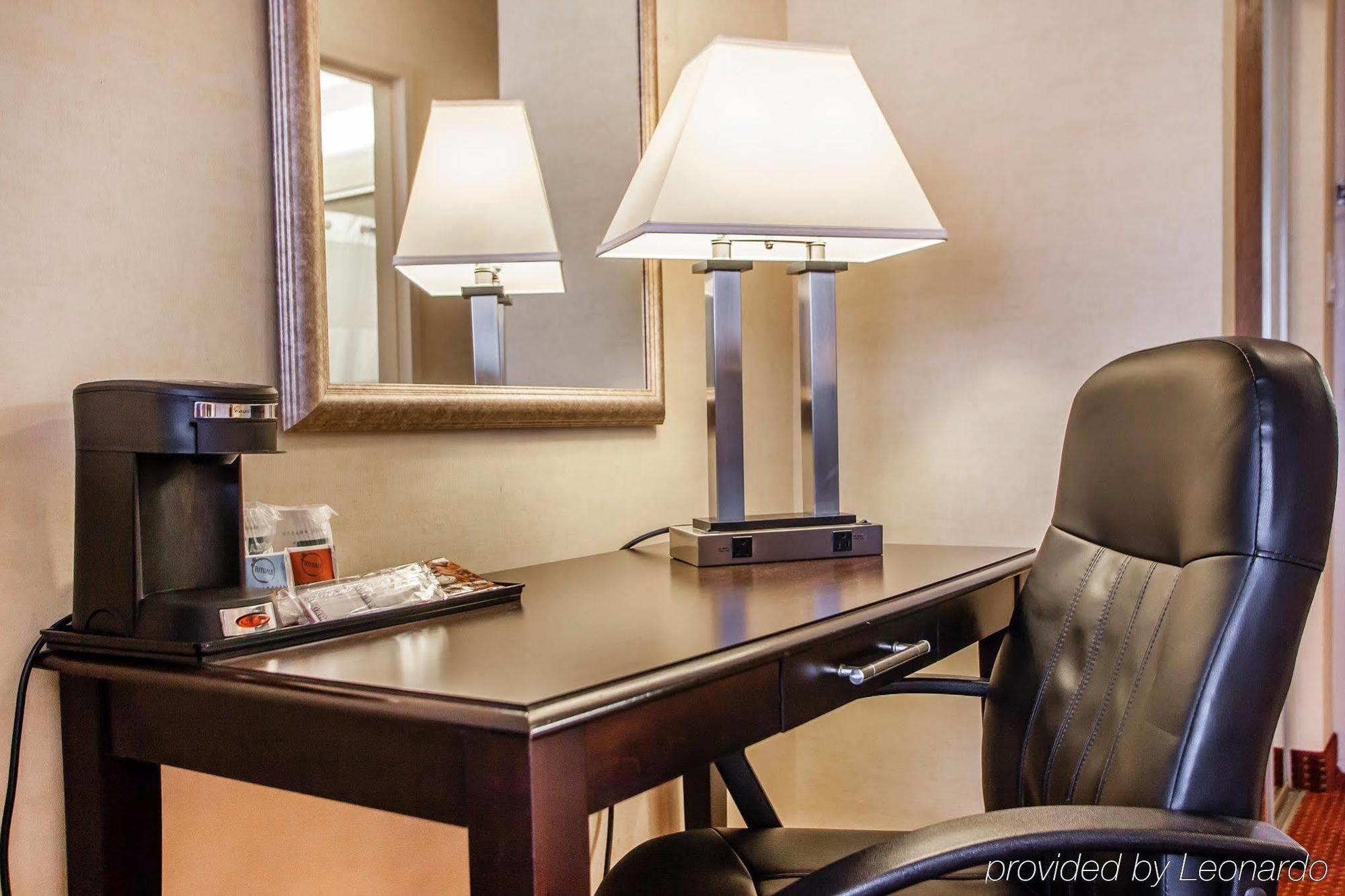 Red Roof Inn & Suites Mt Holly - Mcguire Afb Westampton Eksteriør bilde